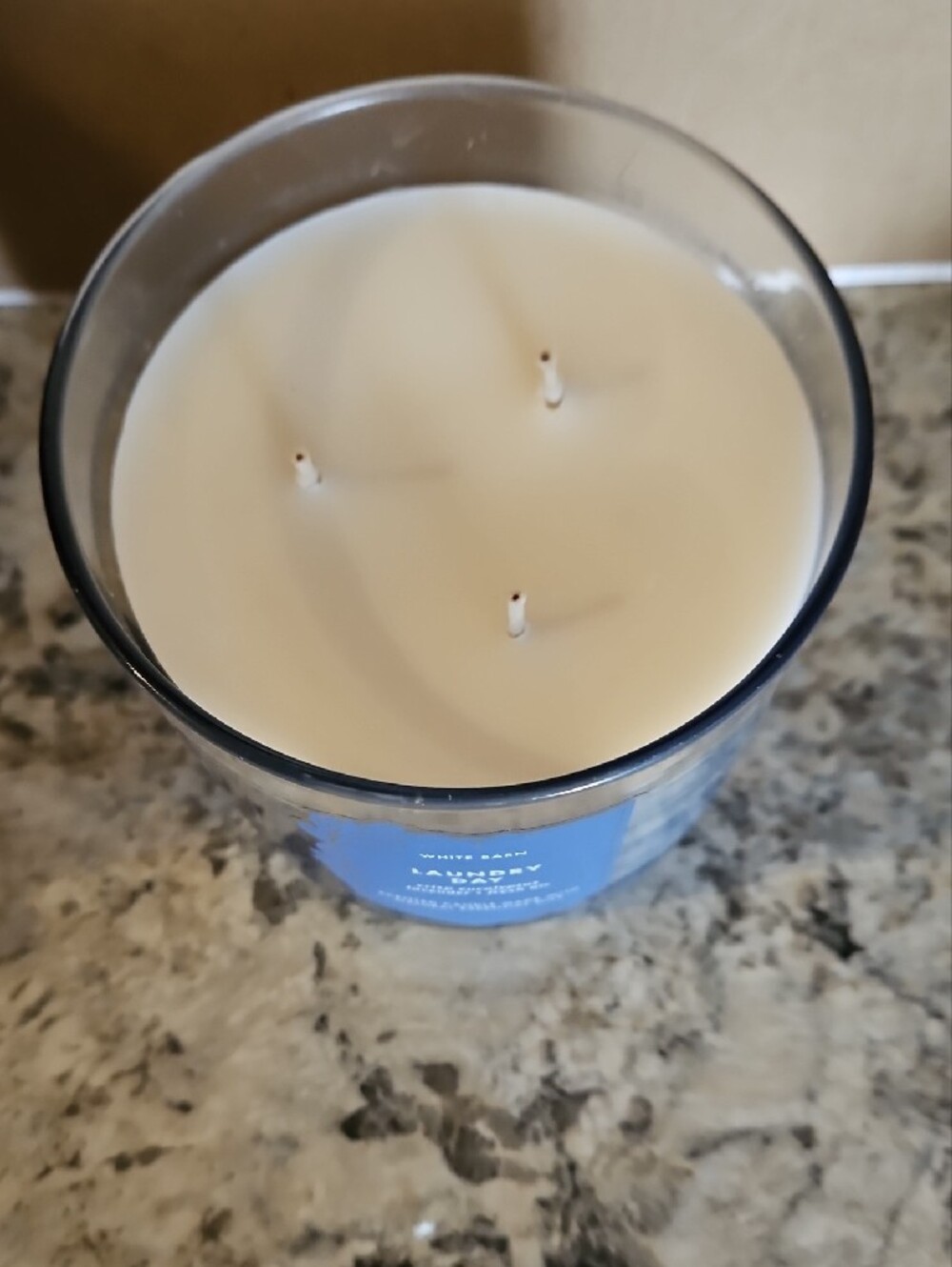 White Barn Laundry Day Candle - Blue & White - Picture 2 of 4
